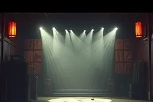 《三十七度告白》两人在雨天便利店门口共用一把伞